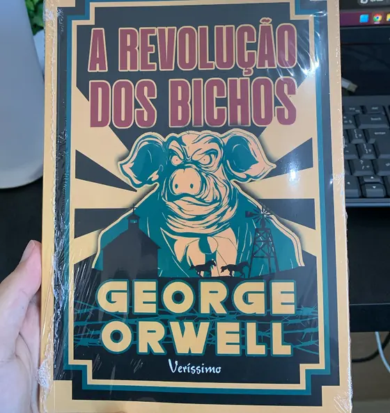 Livro A Revolução dos Bichos, de George Orwell, ainda no plástico