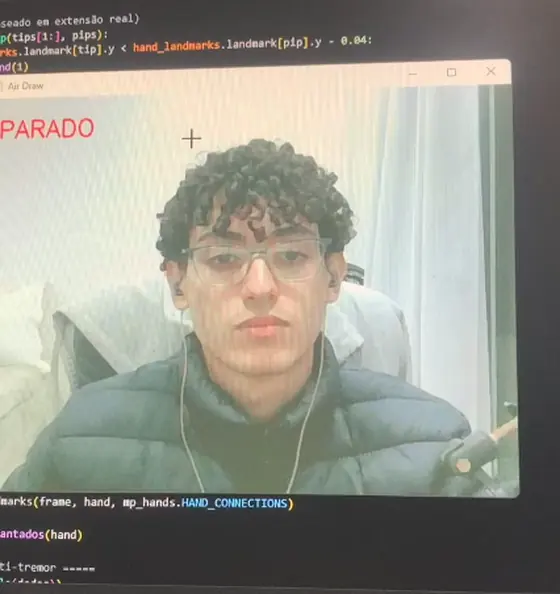 Gustavo na webcam, testando um programa que reconhece gestos da mão